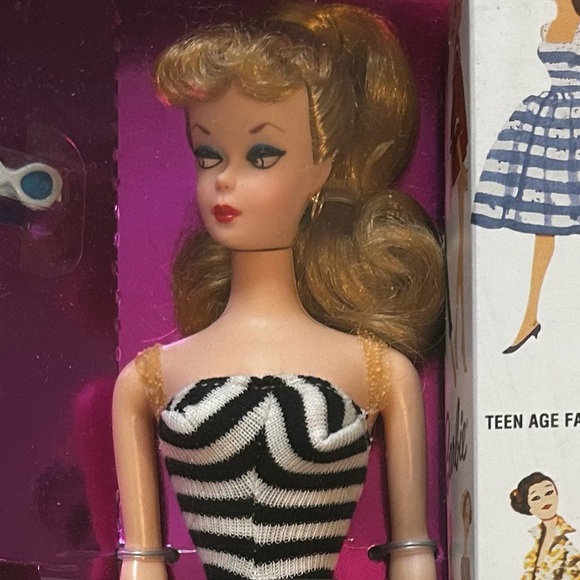 35th Anniversary Barbie - Picture 3 of 4